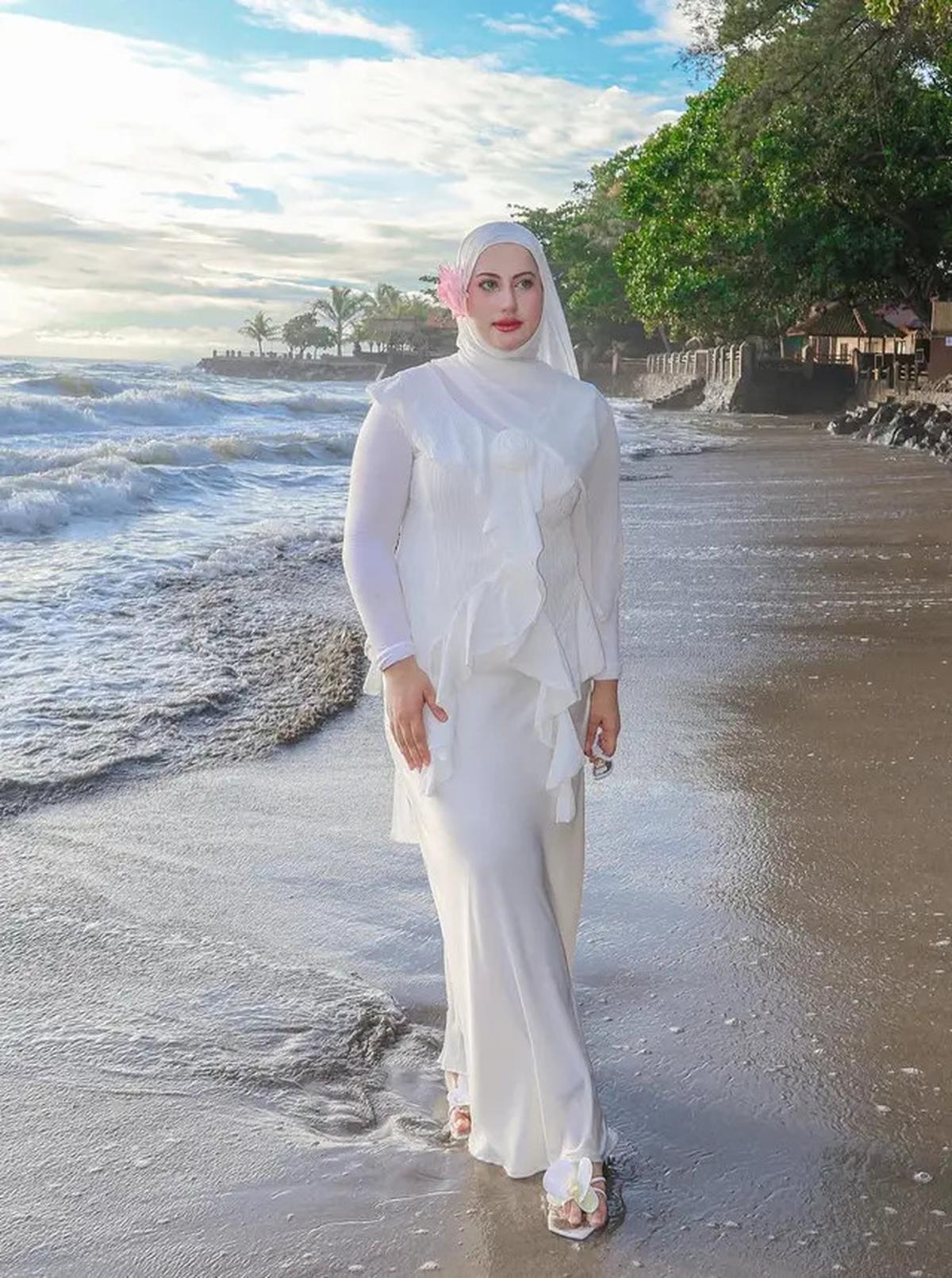 8 Potret Tampilan Tasya Farasya dan Tasyi Athasyia saat Rayakan Ulang Tahun ke-33 dengan Cara yang Berbeda
