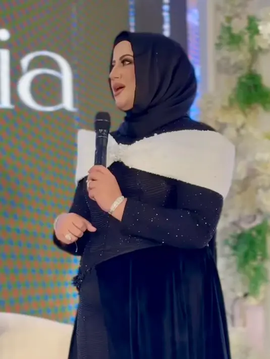 Berbeda dari Tasya, Tasyi menggelar pesta untuk sang ibunda di sebuah hotel mewah. Tema yang diusung kali ini berkebalikan dengan Tasya. [@reddot.livestream].