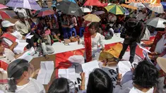 Jemaat GKI Yasmin dan HKBP Filadelfia mengikuti ibadah perayaan Paskah di depan Istana Merdeka, Jakarta, Minggu (20/4/14). (Liputan6.com/Faizal Fanani)