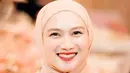 Sebagai bagian dari Geng Mamayu, Melody Laksani tampil anggun dalam gamis berwarna cream yang lembut, dipadukan dengan pashmina instan yang memberikan kesan simpel namun tetap menawan. [@melodylaksani92].