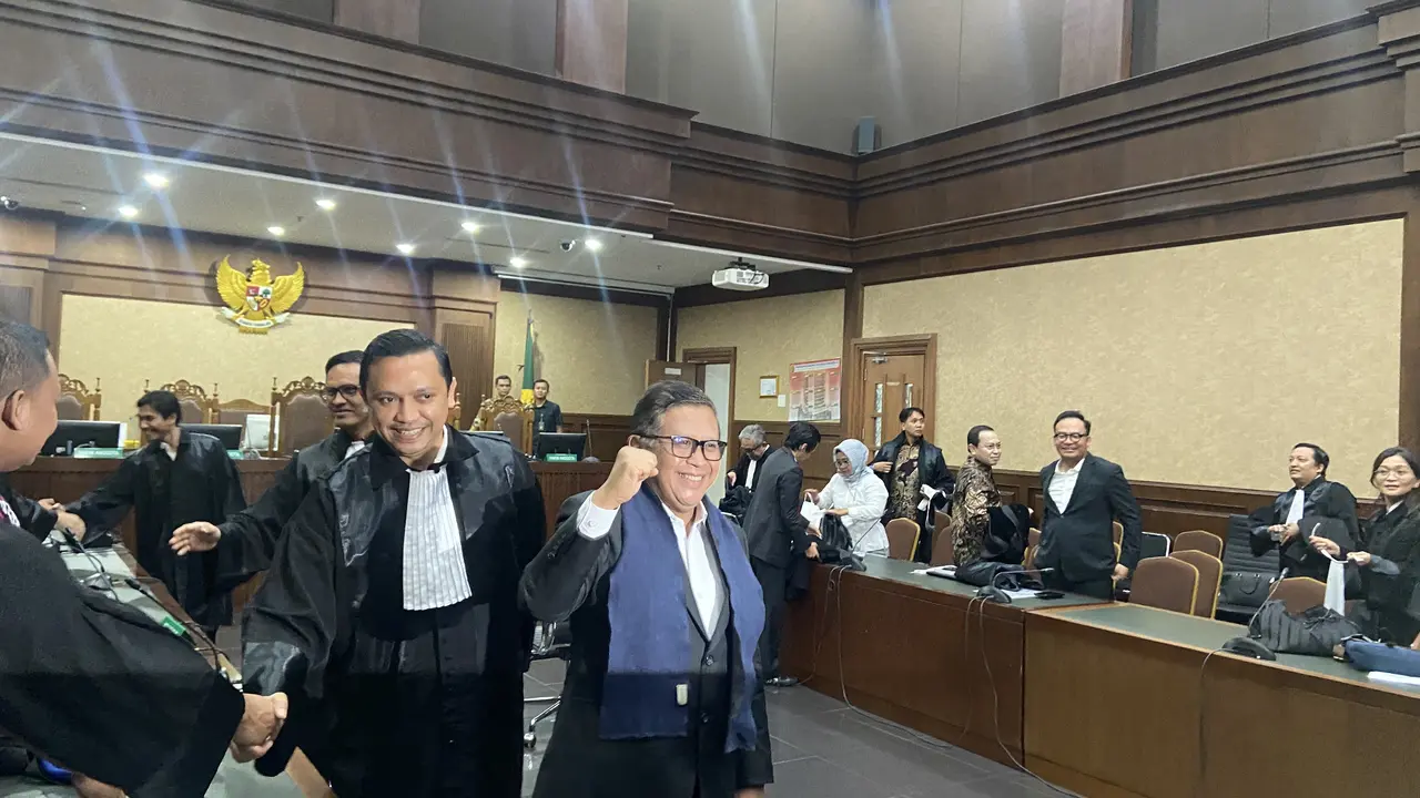 Sekjen PDIP Hasto Kristiyanto menjalani sidang pembacaan dakwaan di Pengadilan Tipikor, Jakarta, Jumat (14/3/2025).