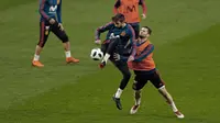 Bek Spanyol, Gerard Pique berusaha mengontrol bola saat latihan di stadion Wanda Metropolitano di Madrid, (26/3). Spanyol akan bertanding melawan Argentina pada laga persahabatan internasional pada Rabu (28/3) dini hari. (AP Photo / Francisco Seco)