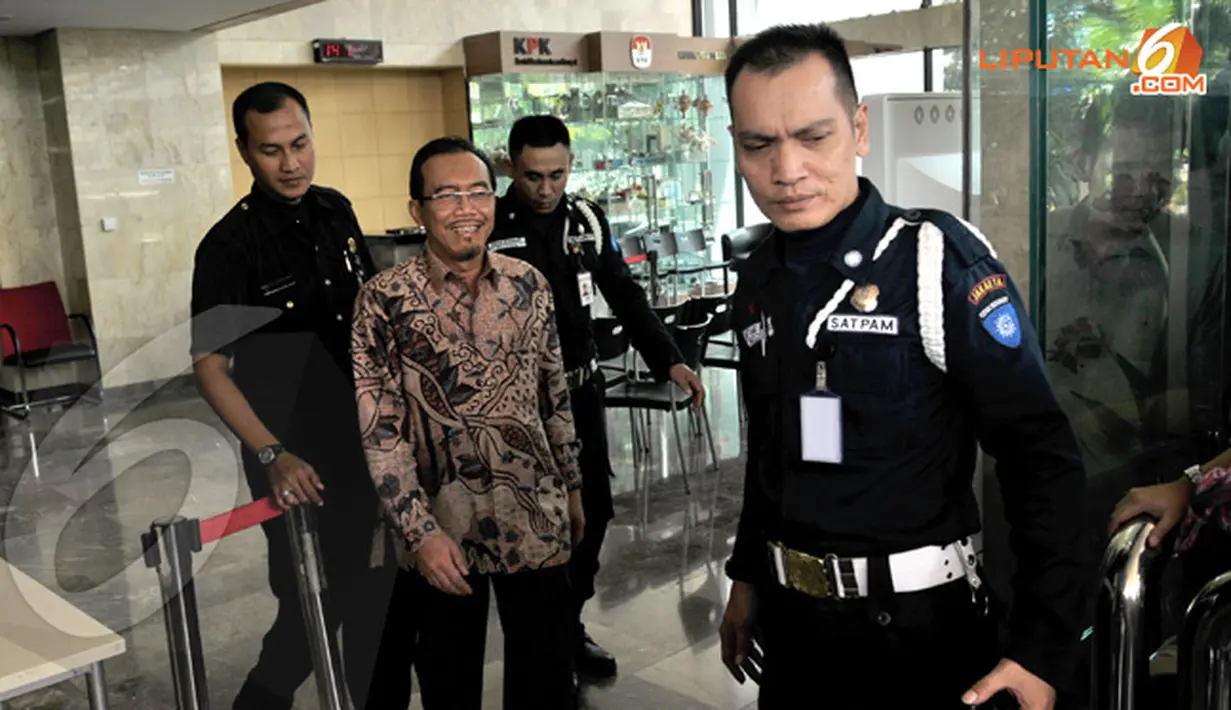 Menteri Pertanian Suswaono tampak mengumbar senyum ke arah kamera saat keluar dari gedung KPK (Liputan6.com/Helmi Fithriansyah)