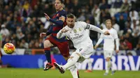 Sergio Ramos (kanan) berebut bola dengan Lionel Messi pada laga El Clasico, Minggu (22/11/2015) dini hari WIB. Ramos menilai kejayaan Barca musim ini takkan berlangsung lama. (Reuters/Sergio Perez)