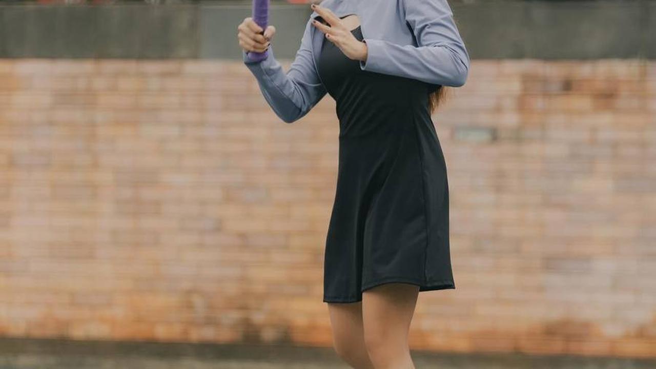Outfit dan Raketnya Sangat Serasi