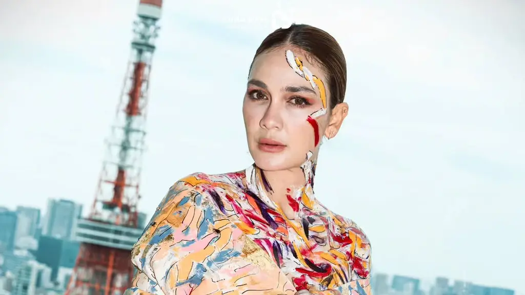 Sebagai seorang model, Luna Maya selalu totalitas dalam berpose, apapun konsepnya. Termasuk di pemotretan terbaru [@lunamaya]