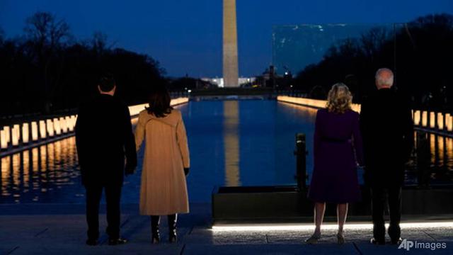 Presiden terpilih Joe Biden bersama istrinya Jill Biden dan Wakil Presiden terpilih Kamala Harris bersama suaminya Doug Emhoff mengikuti upacara penghormatan kepada warga AS yang meninggal akibat COVID-19 pada 19/1/2021 di Washington.