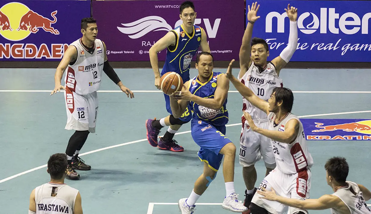 Pebasket Satria Muda Pertamina, Arki Dikania, berusaha melewati hadangan pemain M88 Aspac pada laga IBL Musim 2016 di Hall A Senayan, Jakarta, Sabtu (9/1/2016). (Bola.com/Vitalis Yogi Trisna)