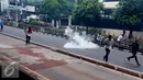 Polisi menembakkan gas air mata untuk membubarkan massa di depan KPK, Jakarta, Jumat (20/5). Aksi menuntut KPK untuk segera mengusut keterlibatan Ahok di RS Sumber Waras ini berakhir ricuh. (Liputan6.com/Yoppy Renato)