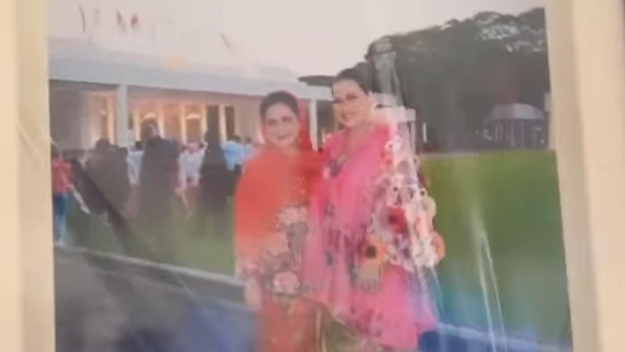 Okky Lukman kemudian membuka bingkisan kedua. Kali ini foto Okky Lukman bersama Ibu Negara.