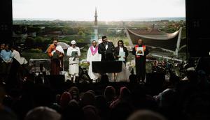 Doa bersama lintas agama yang dipimpin oleh enam pemuka agama, yaitu Islam, Kristen Protestan, Katolik, Hindu, Buddha, dan Konghucu dalam Tring! x Festiloka Panggung Nusantara 2026 (Istimewa)