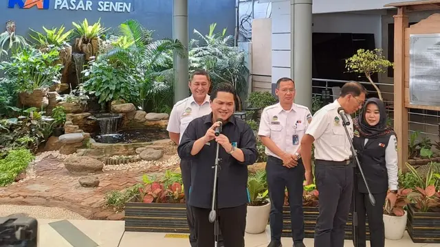 Menteri BUMN Erick Thohir kunjungan di Stasiun Senen, Jakarta, dalam rangka pemantauan arus mudik, Selasa (18/4/2023). Erick Thohir masih mempelajari hasil audit BPKP mengenai rencana impor KRL bekas dari Jepang. (Mauulandy/Liputan6.com)