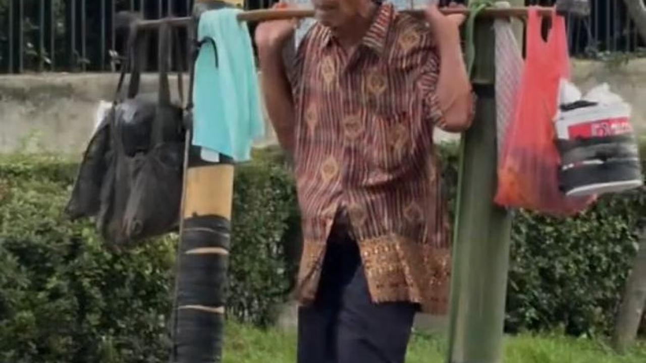 Viral Bapak Penjual Air Aren Ini Tetap Semangat Berjualan Meski Pundaknya Sakit, Aksi Security Banjir Pujian