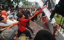 FOTO: Ekspresi Kemarahan Pendemo Robohkan Pagar dan Tembok Gedung DPR