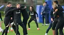 Pemain Chelsea Mason Mount (kiri) dan Jorginho (kedua kiri) bercanda dengan Conor Gallagher (kedua kanan) dan Ruben Loftus-Cheek saat menjalani latihan di Cobham, Stoke D'Abernon, Inggris, 1 November 2022. Chelsea akan menghadapi Dinamo Zagreb pada pertandingan sepak bola Grup E Liga Champions. (Glyn KIRK/AFP)