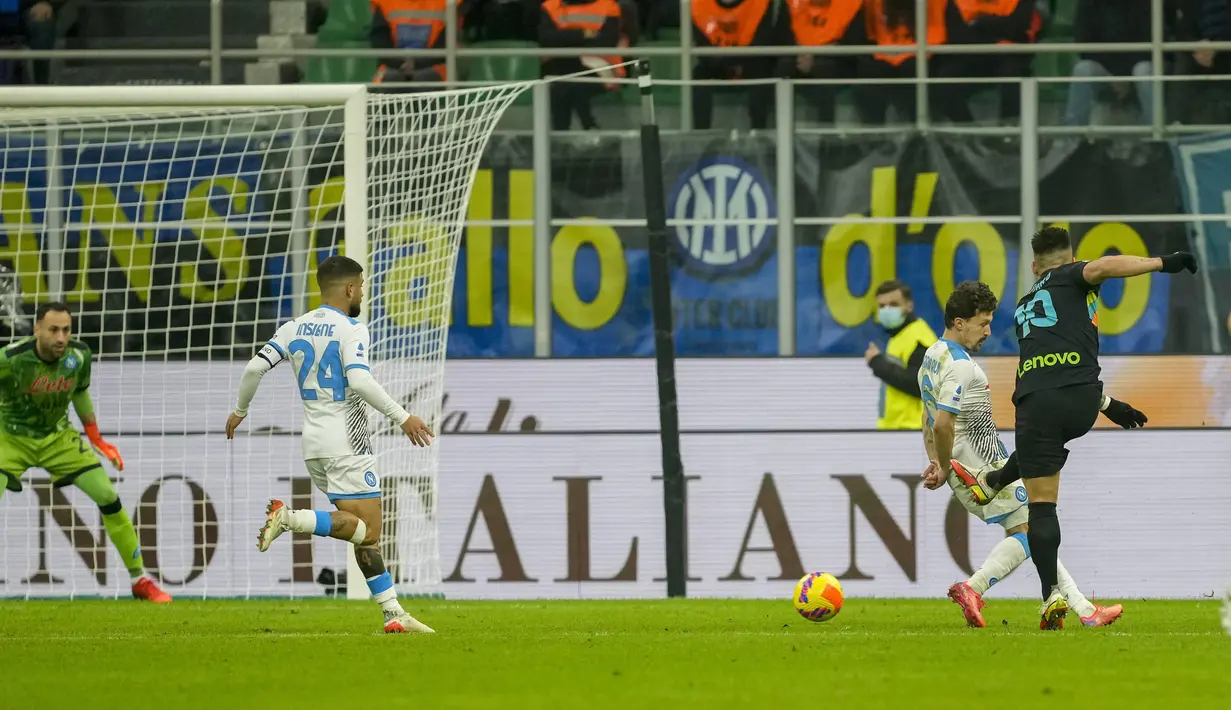 Lautaro Martinez mencetak gol untuk membawa Inter semakin menjauh. Menerima assist Joaquin Correa, Martinez melepas tembakan mendatar ke tiang jauh yang tak bisa dijangkau Ospina. (AP Photo/Antonio Calanni)