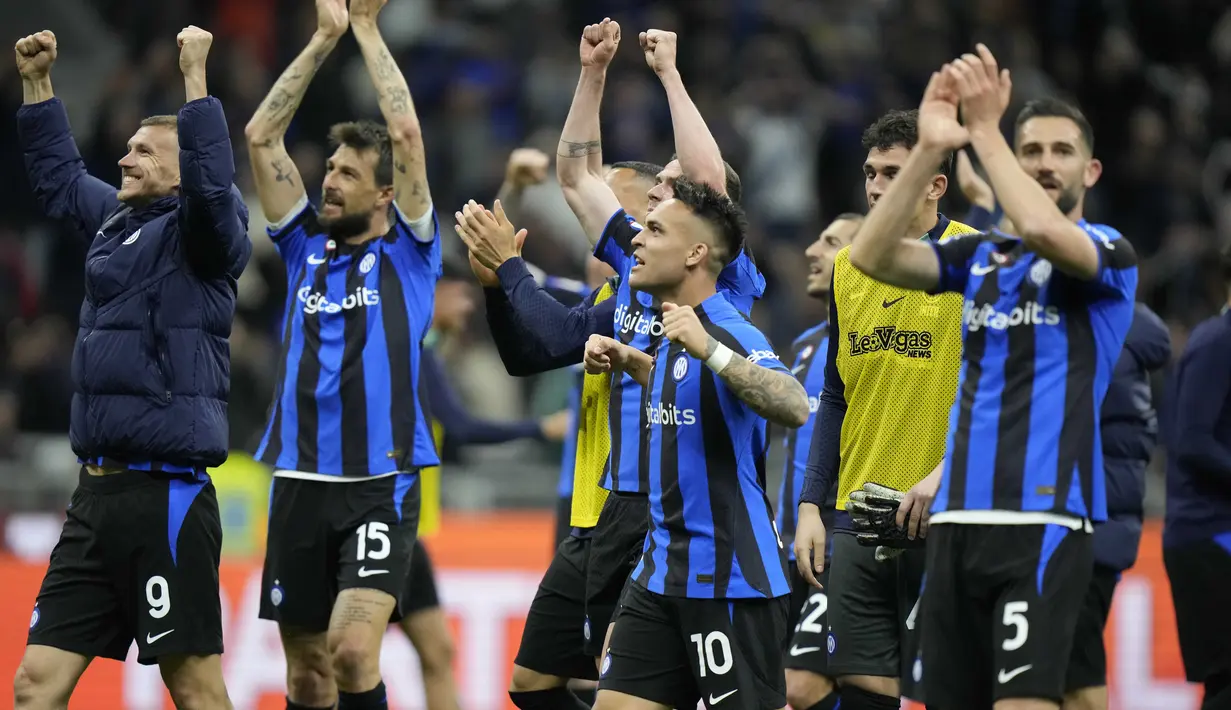 Pemain Inter Milan merayakan kemenangan atas Juventus pada laga Coppa Italia di Stadion Giuseppe Meazza, Kamis (27/04/2023). Hasil ini membuat Inter Milan menyegel tiket ke partai final dengan keunggulan agregat 2-1. (AP Photo/Luca Bruno)