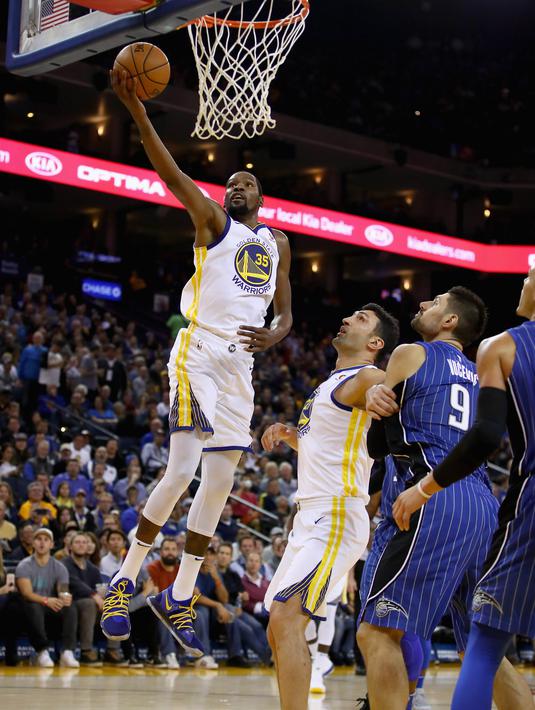Aksi Kevin Durant #35 mencetak poin saat Golden State Warriors melawan Orlando Magic pada lanjutan NBA Basketball game di Oracle Arena, Oakland, (13/11/2017). Warriors menang 110-100. (Ezra Shaw/Getty Images/AFP)