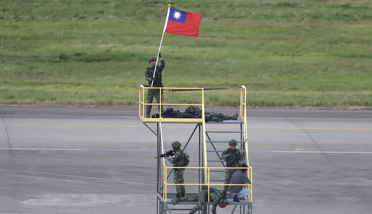 <p>Kementerian pertahanan Taiwan membatalkan bagian dari latihan Han Kuang tahunan utama yang dijadwalkan Selasa, 25 Juli 2023, dengan alasan masalah keamanan dan kebutuhan untuk membuat persiapan menghadapi badai yang akan datang. (AP Photo/ Chiang Ying-ying)</p>