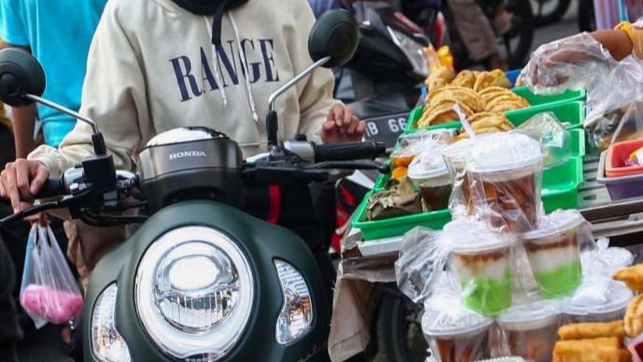 Karena lapaknya terletak di pinggir jalan raya, para pengendara yang melintas dapat dengan mudah mencari kudapan yang akan dibeli tanpa harus parkir. Foto: Liputan6.com / Angga Yuniar