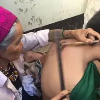 Sebelum menggunakan mesin, tato dibuat dengan alat-alat tradisional. (Via: instagram.com/jynxking)