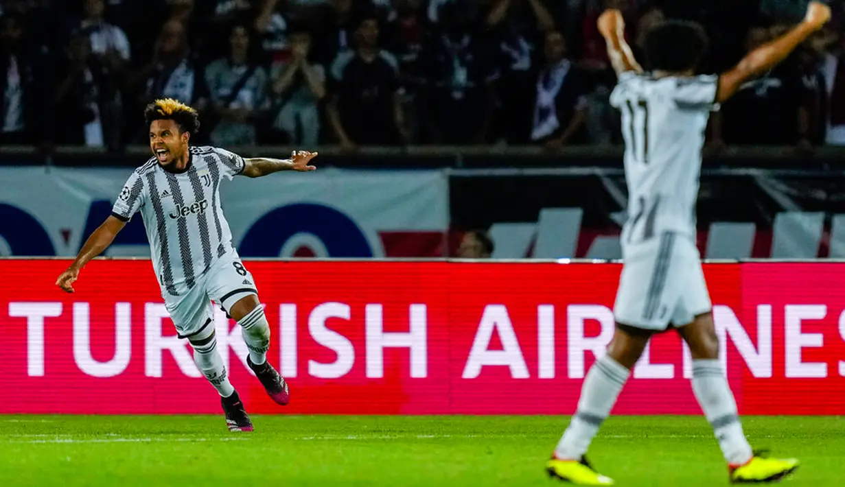 Pemain Juventus Weston McKennie (kiri) melakukan selebrasi usai mencetak gol ke gawang Paris Saint-Germain (PSG) pada pertandingan sepak bola Grup H Liga Champions di Stadion Parc des Princes, Paris, Prancis, 6 September 2022. PSG mengalahkan Juventus dengan skor 2-1. (AP Photo/Thibault Camus)