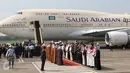 Suasana keberangkatan Raja Arab Saudi Salman bin Abdulaziz al Saud bertolak ke Brunei di Bandara Halim Perdanakusuma, Jakarta, Sabtu (4/3). Raja Salman akan mengunjungi Brunei selama setengah hari untuk kunjungan kenegaraan. (Liputan6.com/Angga Yuniar)