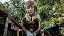 Sebagai salah satu ikon ikon budaya Betawi, keberadaan ondel-ondel seharusnya dipelihara dan dipertunjukkan hanya dalam acara-acara penting tertentu, bukan untuk ngamen di jalanan. (Yasuyoshi CHIBA/AFP)