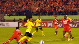 Pemain Semen Padang, Hendra Adi Bayauw, dilanggar pemain Persija, Maman Abdurrahman, di kotak penalti pada laga terakhir Grup D babak 8 besar Piala Jenderal Sudirman di Stadion Manahan, Solo, Minggu (20/12/2015) malam WIB.(Bola.com/Romi Syahputra)