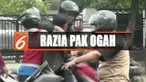 Dengan menggunakan pakaian sipil, petugas Satpol PP langsung mengamankan juru parkir liar. Aksi tarik menarik pun tak terelakan.