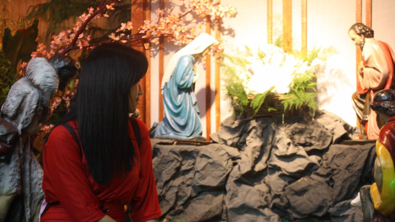 Seorang jemaat tak henti-henti mengagumi lanskap kandang domba yang disulap lebih menawan. (Foto: Liputan6.com/Muhamad Ridlo).