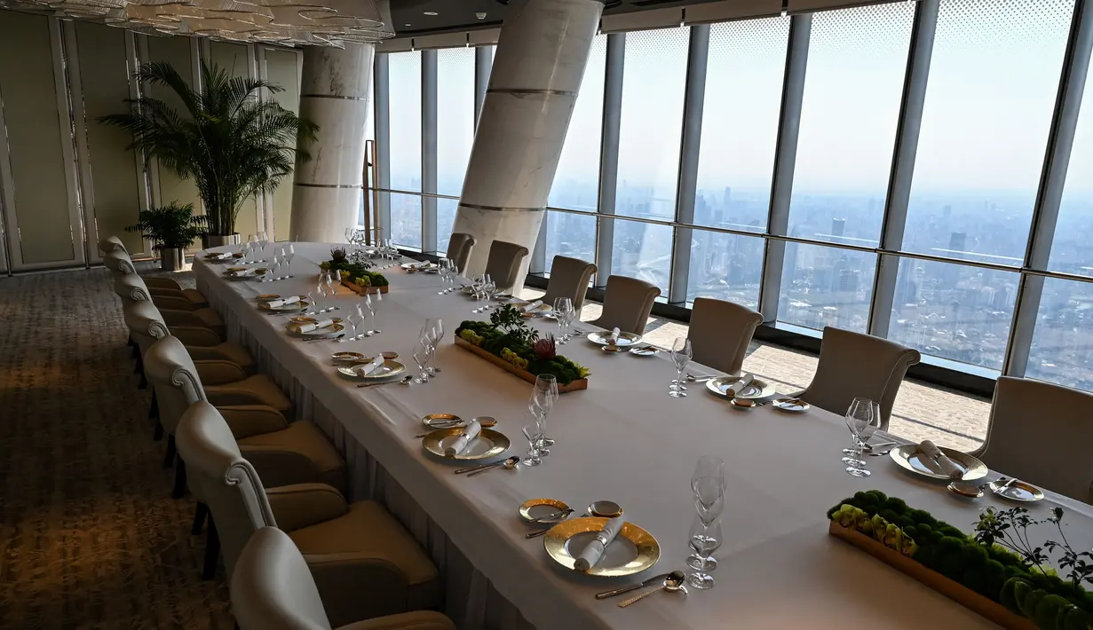 Pemandangan ruangan di J Hotel, hotel mewah tertinggi di dunia, di Menara Shanghai, Shanghai pada 23 Juni 2021. J Hotel Shanghai Tower menawarkan 34 suite yang berada di lantai 86 hingga 98 dengan luas bervariasi, antara 62 hingga 380 meter persegi. (Hector RETAMAL / AFP)