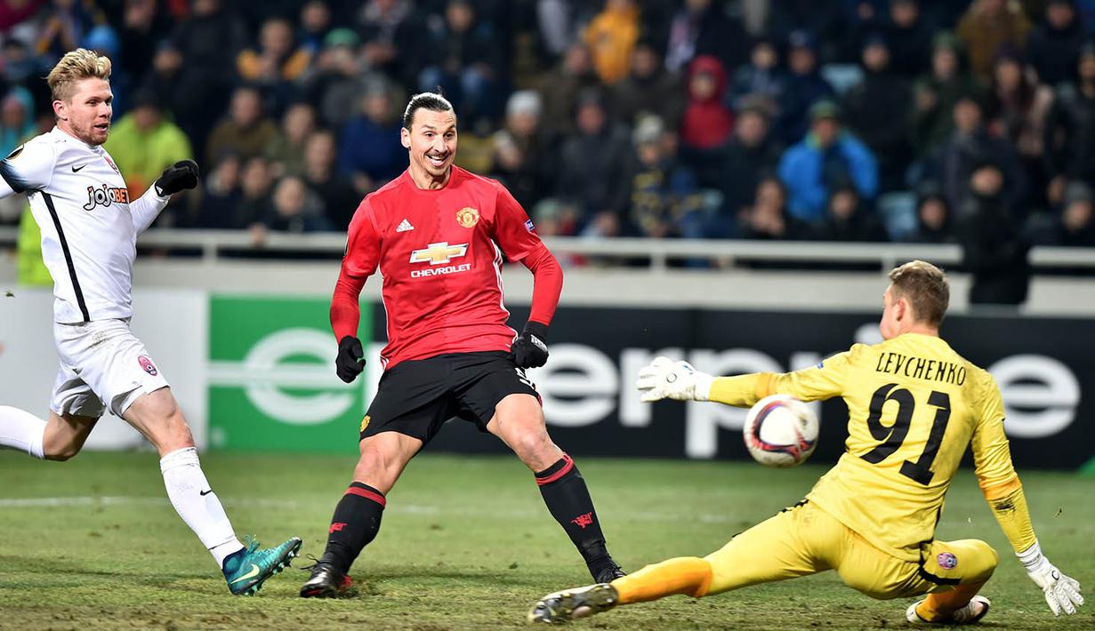 Proses terjadinya gol yang dicetak striker Manchester United, Zlatan Ibrahimovic, ke gawang FC Zorya Luhansk. Dua gol kemenangan Setan Merah dicetak oleh Ibra dan juga Henrikh Mkhitaryan. (AFP/Sergei Supinsky)