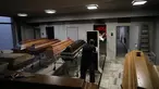 Seorang pekerja memindahkan peti jenazah untuk dibakar di sebuah krematorium di Ostrava, Republik Ceko pada 7 Januari 2021. Krematorium terbesar di Ceko dan satu-satunya di wilayah itu telah kewalahan dalam mengkremasi jasad-jasad korban COVID-19 yang terus bertambah. (AP Photo/Petr David Josek)