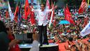 Capres 01 Joko Widodo menyapa pendukungnya saat kampanye terbuka di Banyumas, Jawa Tengah, Kamis (4/4). Dalam kampanye tersebut Jokowi mengajak para pendukung untuk memerangi hoax dan memenangkan pasangan no urut 01 Jokowi-ma'ruf di banyumas.(Liputan6.com/Angga Yuniar)