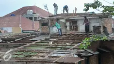 Warga Bukit Duri membongkar atap rumahnya sendiri setelah mendapatkan SP 2 dari Pemprov DKI Jakarta, Rabu (7/9). Sejumlah warga Bukit Duri pilih bongkar rumahnya sendiri usai dapatkan SP 2 penertiban. (Liputan6.com/Yoppy Renato)