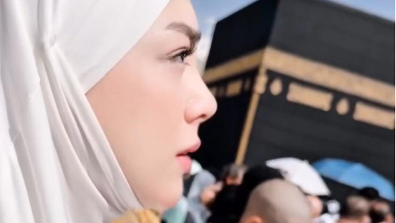 Meski Bercadar, Celine Evangelista Tetap Terlihat Cantik dan Anggun Pakai Gamis Putih saat Jalani Umrah Perdana