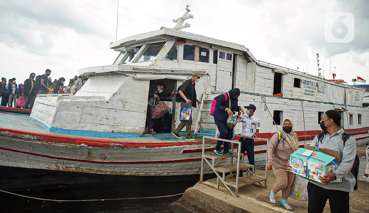 Wisatawan turun dari kapal usai liburan Tahun Baru di Pelabuhan Kali Adem, Jakarta, Minggu (2/1/2022). Wisatawan memadati Pelabuhan Kali Adem usai berlibur ke pulau-pulau kecil di utara Jakarta untuk merayakan Tahun Baru. (Liputan6.com/Faizal Fanani)