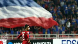 Gelandang Timnas Indonesia, Ferdinand Sinaga termangu usai laga final kedua Piala AFF 2016 melawan Thailand di National Stadium Rajamangala, Bangkok, Sabtu (17/12). Indonesia kalah 2-0 dan harus puas menjadi runner up. (Liputan6.com/Helmi Fithriansyah)