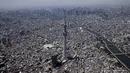 Foto udara ini menunjukkan cakrawala Tokyo dan Tokyo Skytree saat kota tersebut bersiap untuk menjadi tuan rumah Olimpiade 2020, di Tokyo pada 19 Juli 2021. Olimpiade Tokyo 2020 digelar mulai 23 Juli 2021, mundur setahun dari agenda semula akibat pandemi virus corona Covid-19. (Behrouz MEHRI/AFP)