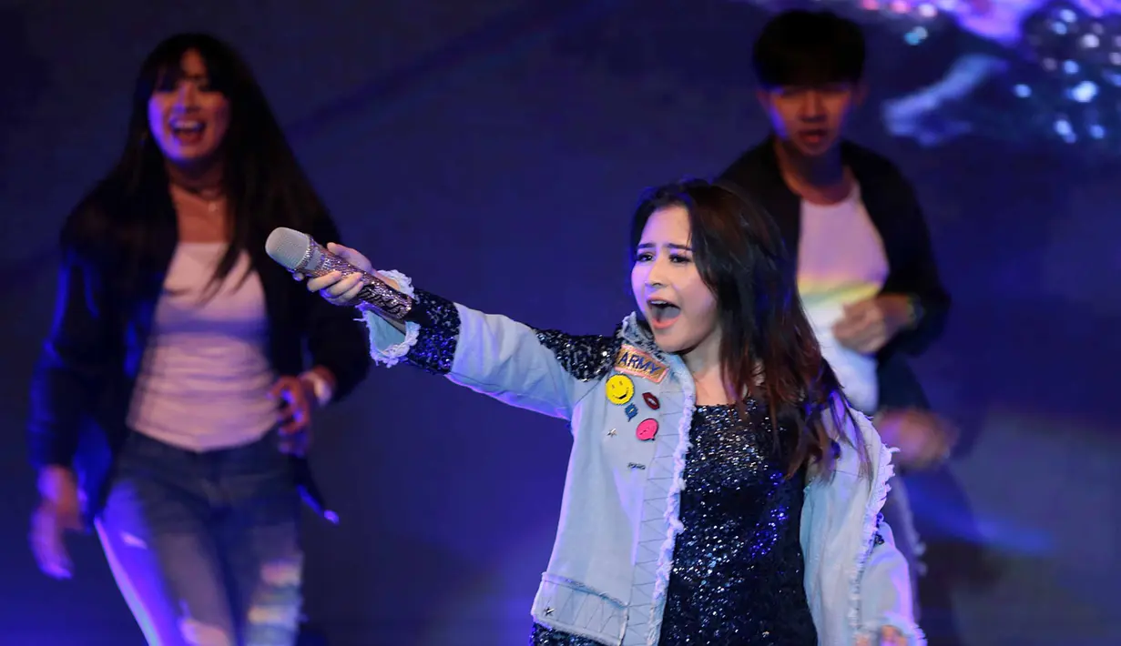 Artis serba bisa Prilly Latuconsina tengah bergembira karena salah satu mimpinya telah terwujud, yaitu menggelar mini konser. Kebahagian semakin bertambah ketika terdapat orang penting yang hadir di mini konsernya. (Deki Prayoga/Bintang.com)