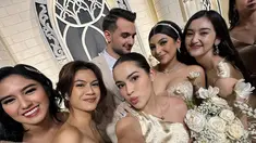 Diketahui ada 14 orang sahabat Sarah Keihl yang menjadi bridesmaid di pernikahannya dengan Klian Potter. Beberapa diantara bridesmaid Sarah Keihl adalah Ranty Maria, Hana Saraswati, Ochi Rosdiana, Audi Marissa hingga Ria Ricis. Para bridesmaid tampil cantik dengan gaun satin warna gold. Bertabur artis ternama, bridesmaid Sarah Keihl tak lepas dari perhatian. (Liputan6.com/IG/hanahaho)