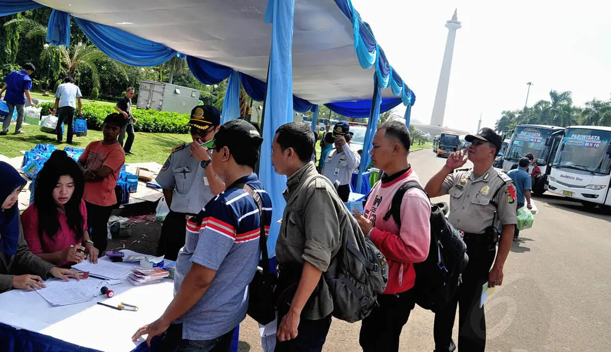Sejumlah pemudik tampak mengantri untuk mengambil kartu mudik.  Jakarat, (24/7/14) (Liputan6.com/Faizal Fanani)