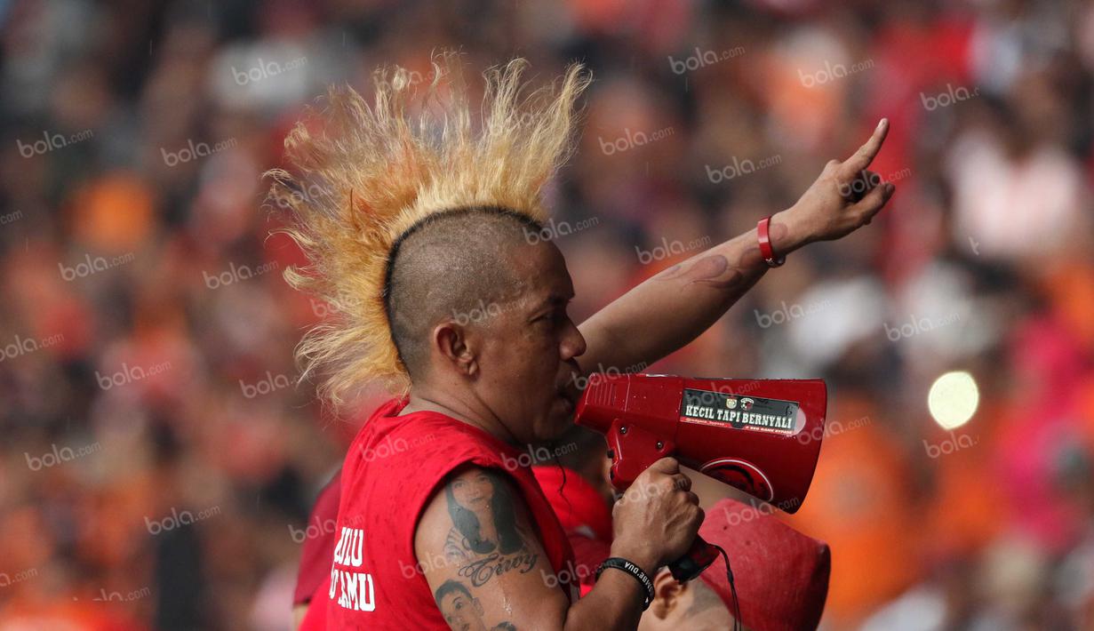 Aksi Suporter PSM Makassar saat mendukung timnya melawan Persija pada laga Trofeo Persija  di Stadion Utama Gelora Bung Karno, Jakarta, Sabtu (9/4/2016). (Bola.com/Nicklas Hanoatubun)