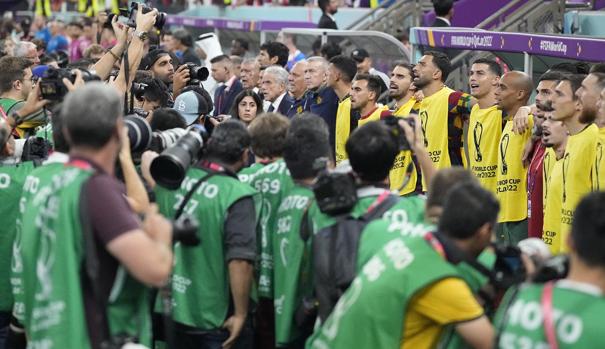<p>Pemain Portugal, Cristiano Ronaldo menyanyikan lagu kebangsaan bersama rekan-rekannya saat laga 16 besar Piala Dunia 2022 melawan Swiss yang berlangsung di Lusail Stadium, Selasa (06/12/2022) waktu setempat. (AP/Pavel Golovkin)</p>