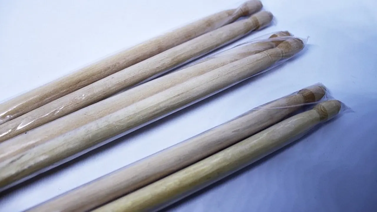 Ilustrasi olahraga dengan stik drum