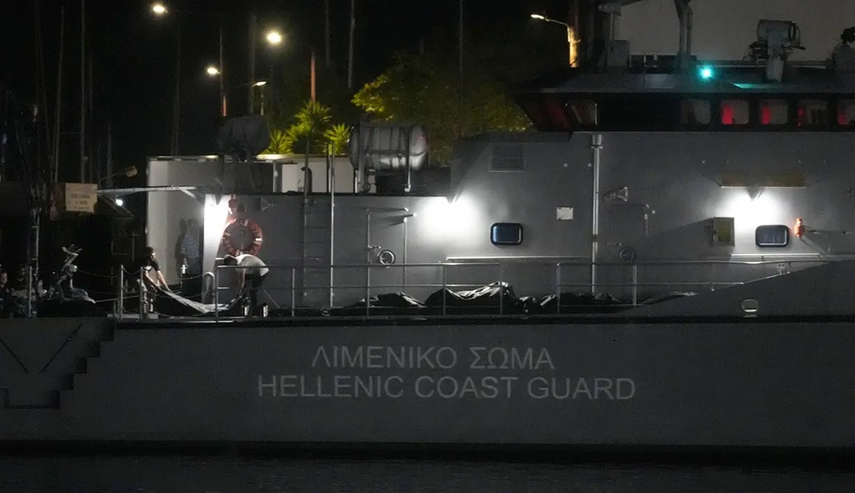 <p>Operasi pencarian dan penyelamatan akan berlanjut sepanjang malam, dengan pesawat militer mengerahkan suar untuk menerangi perairan Mediterania di sekitar lokasi bangkai kapal sekitar 80 Km barat daya kota pesisir Yunani selatan Pylos. (AP Photo/Thanassis Stavrakis)</p>