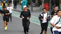 Calon Presiden nomor urut tiga, Ganjar Pranowo memulai aktivitasnya dengan lari pagi di kawasan Car Free Day (CFD) di kawasan Jalan Jenderal Sudirman, Jakarta, Minggu (19/11/2023). (Foto:&nbsp;Tim Media Ganjar Pranowo)