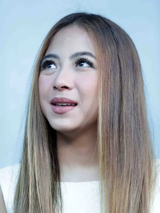 Nadia Vega mengaku trauma setelah dirinya melihat proses persalinan. "Aku udah sempat lihat dokumentasi (persalinan), salahnya itu sih, aku langsung trauma," kata Nadia Vega. (Deki Prayoga/Bintang.com)