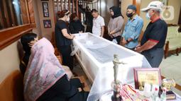Pelayat berdiri di samping peti jenazah mantan pelatih Tim Nasional Indonesia, Benny Dollo saat disemayamkan di rumah duka kawasan Pamulang, Tangerang Selatan, Kamis (2/2/2023). Bendol-sapaan akrabnya-meninggal di usia 72 tahun. (Bola.com/Muhammad Iqbal Ichsan)